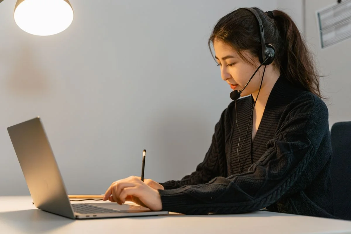 Service adviser working with a headset
